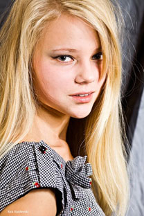 agency-scams.com - woman girl